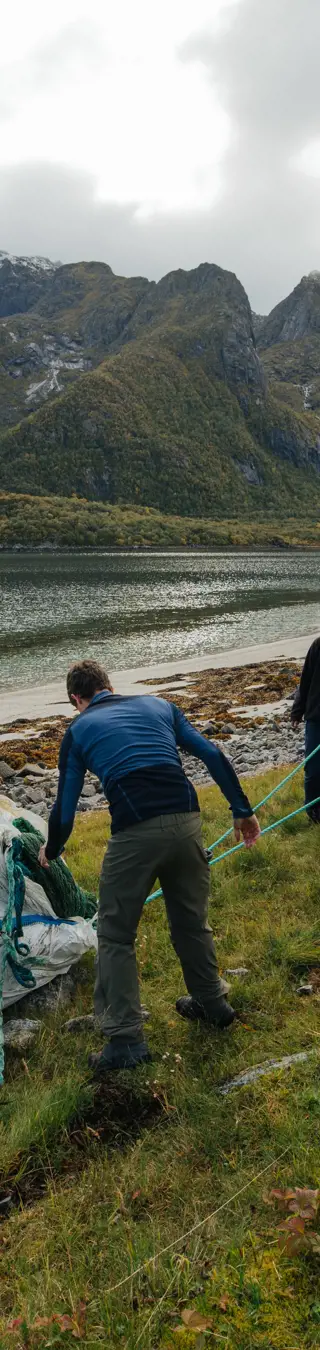 Gesammelter Müll wird zum Strand geschleppt, damit er von Freiwilligen abgeholt werden kann